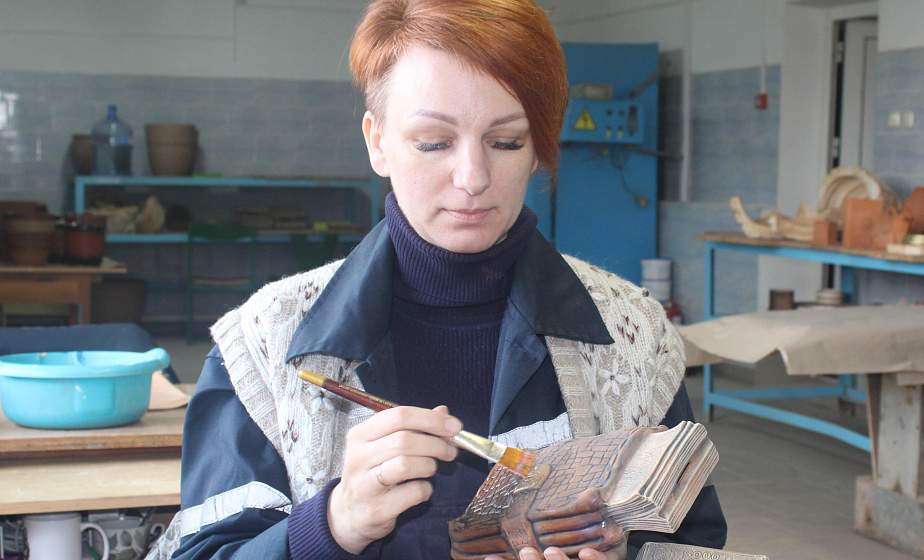 Продукция качественная, технологии уникальные, а прибыли нет. Побывали в цеху керамических изделий в Волковыске и попытались понять, что поможет сохранить  аутентичное производство