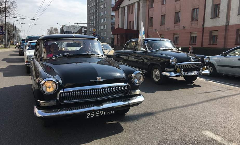По городу на ретроавто и байках. В субботу жители Гродно увидели необычный кортеж из трех десятков редких автомобилей и сотни байков