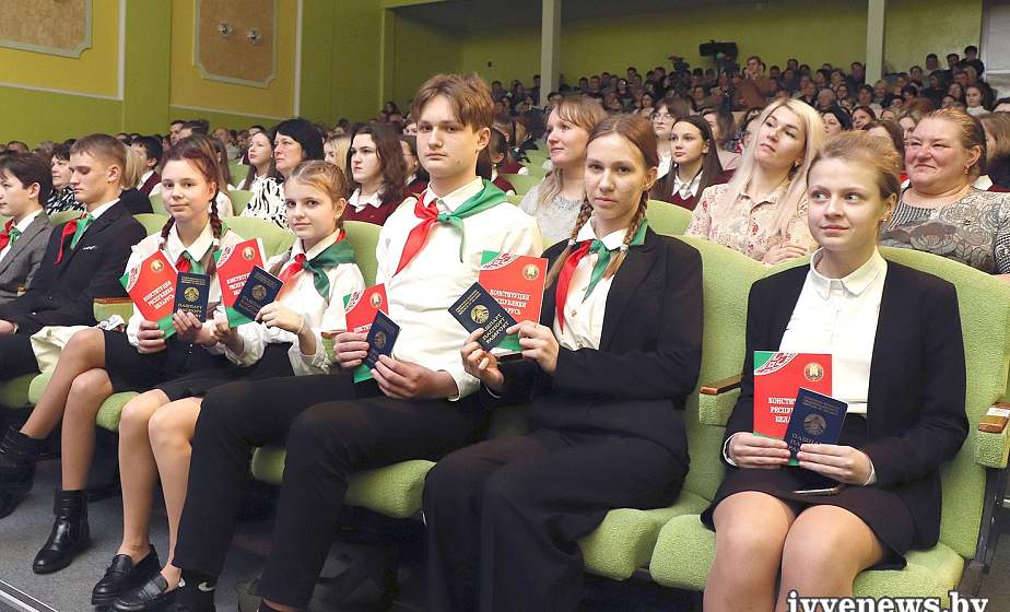В Ивье прошло торжественное мероприятие «Квітней Беларусь, мая родная!», посвященное Дню Конституции Республики Беларусь В Ивье прошло торжественное мероприятие «Квітней Беларусь, мая родная!», посвященное Дню Конституции Республики Беларусь