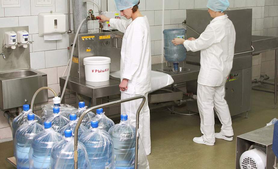 Все больше горожан отдают предпочтение воде в бутылках. Почему? 