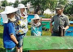 Воспитанники профильного лагеря "САМИ" Кошелевской школы вместе с пчеловодом Владимиром Жданом совершили путешествие в настоящий медовый рай
