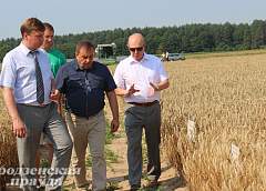 Старшыня аблвыканкама Уладзімір Краўцоў азнаёміўся з сучаснымі распрацоўкамі вучоных для аграрыяў