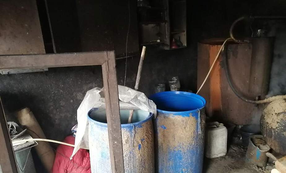 Сотрудники милиции изъяли у самогонщика из Свислочского района 350 литров браги