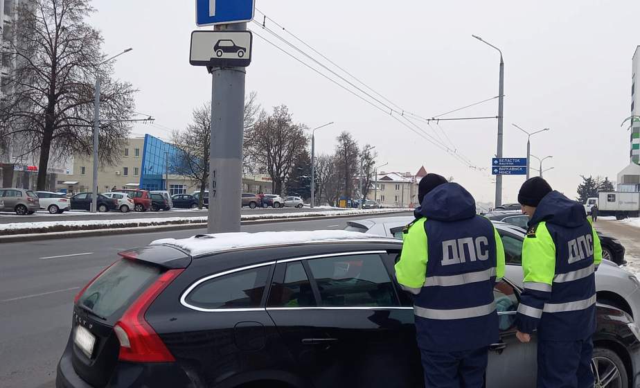Занимают места для инвалидов и паркуются возле пешеходных переходов. Корреспондент «ГП» отправилась в рейд с экипажем ГАИ в поисках нарушителей ПДД Занимают места для инвалидов и паркуются возле пешеходных переходов. Корреспондент «ГП» отправилась в рейд с экипажем ГАИ в поисках нарушителей ПДД