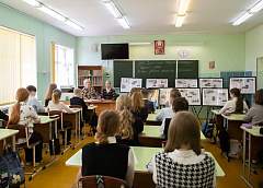 Журналисты газеты "Гродзенская праўда" провели урок памяти "О чем звонят колокола Хатыни" в Гродненской городской гимназии (видео) 