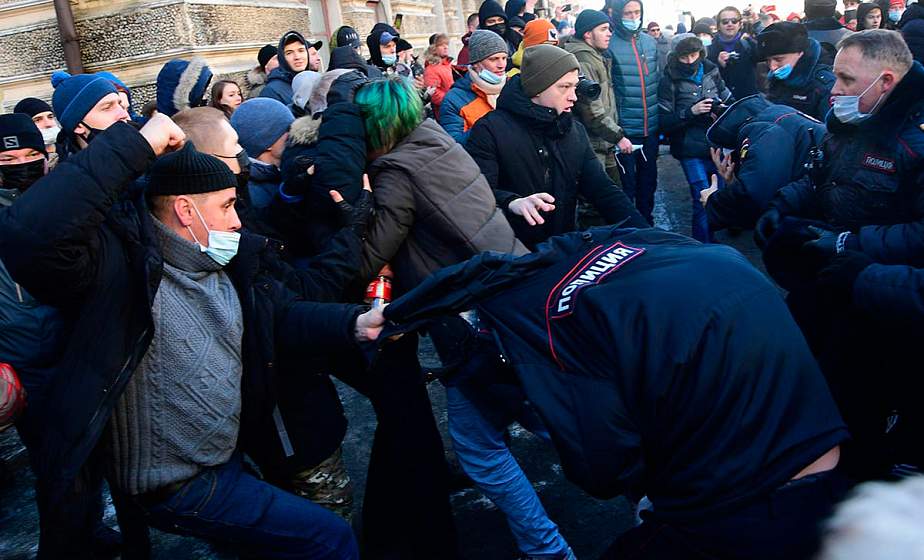 Параллели уличных протестов. Сценарий один. Да и исполнители уже как клоны Параллели уличных протестов. Сценарий один. Да и исполнители уже как клоны