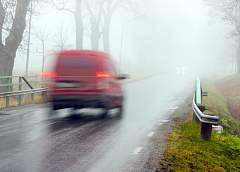 Open windows, "adjust white balance", monitor the curb: traffic police tips on driving in the fog