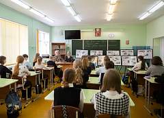 "Это и есть историческая правда народа". На уроке, посвященном Дню памяти жертв хатынской трагедии, ученики Гродненской городской гимназии ознакомились с проектом "Гродзенскай праўды" "Сестры Хатыни"