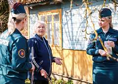 Палы сухой травы: сотрудники МЧС предупреждают об опасности (видео)