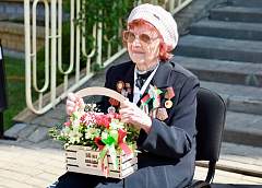 Глава администрации Октябрьского района города Гродно Андрей Болтрик поздравил Валентину Федорову с 80-летием Победы