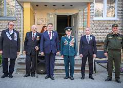 Мини-парад провели военнослужащие у дома ветерана Владимира Колесникова в преддверии Дня Победы