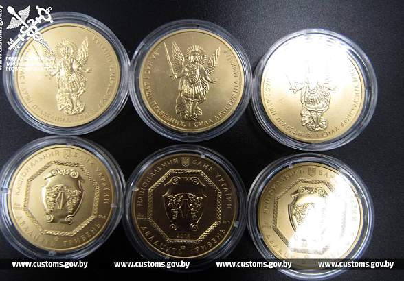 Гражданин Литвы скрыл от таможенников 15 золотых слитков и монет стоимостью порядка 260 тысяч рублей