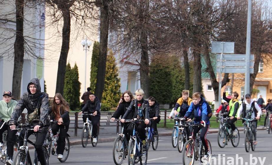 В Сморгони прошел велопробег: молодежь региона проехала «Дорогами героев сморгонской земли» В Сморгони прошел велопробег: молодежь региона проехала «Дорогами героев сморгонской земли»