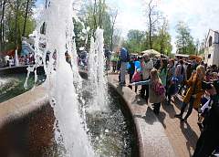 Красочное дефиле, музыка и “Капелька”. В Гродно открыли сезон фонтанов  (видео)