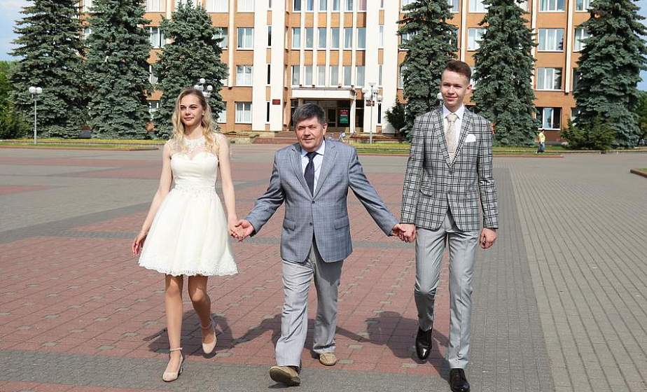 В Щучине открыли первую капсулу с посланием для выпускников В Щучине открыли первую капсулу с посланием для выпускников
