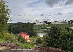 Новые скамейки, качели-перголы и пешеходные дорожки. В Гродно обновляют уютный сквер на улице Дарвина