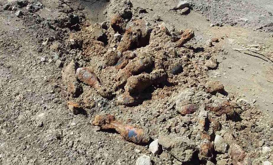 В Зельвенском районе рабочие раскопали артснаряды времен войны В Зельвенском районе рабочие раскопали артснаряды времен войны