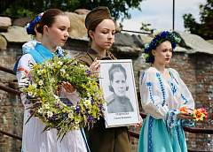 Венки памяти, сотканные из судеб и любви к Родине, пустили на берегу реки Неман