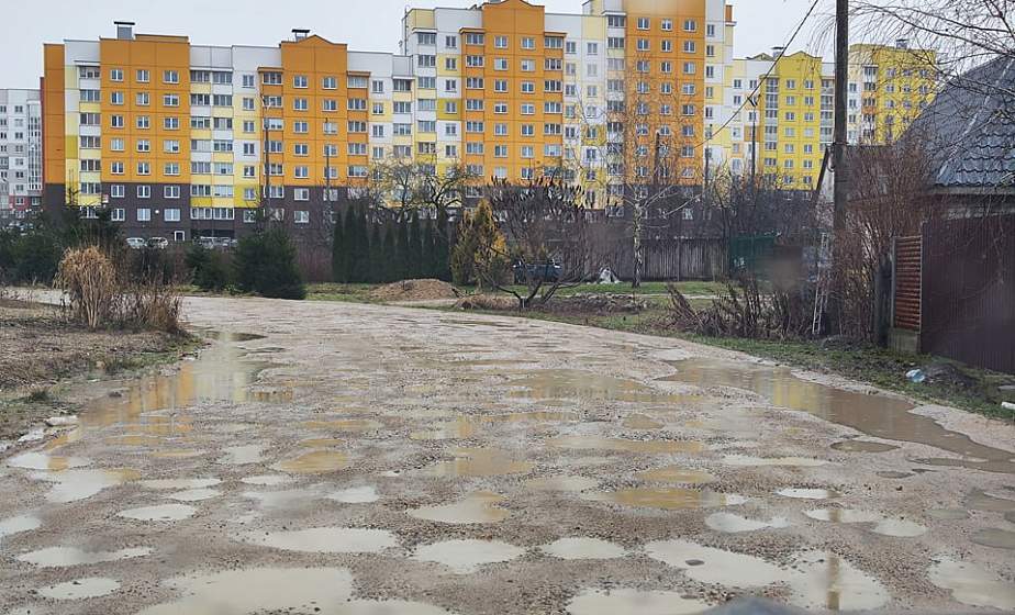 Дорога будет, но не скоро. Жители микрорайона Лапенки в Гродно более 10 лет пытаются добиться ремонта дороги 
