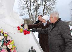 Рэквіем па вёсцы. Ля мемарыяла ў Зіняках прайшоў самотны мітынг у памяць землякоў, што згарэлі ў полымі Вялікай Айчыннай вайны