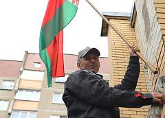 Дом под знаменем Родины. Примерно 2 000  белорусских флагов  установлены в Гродно на административных зданиях и жилых домах