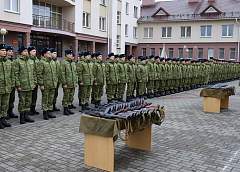 В Гродненской пограничной группе новобранцам торжественно вручили боевое оружие