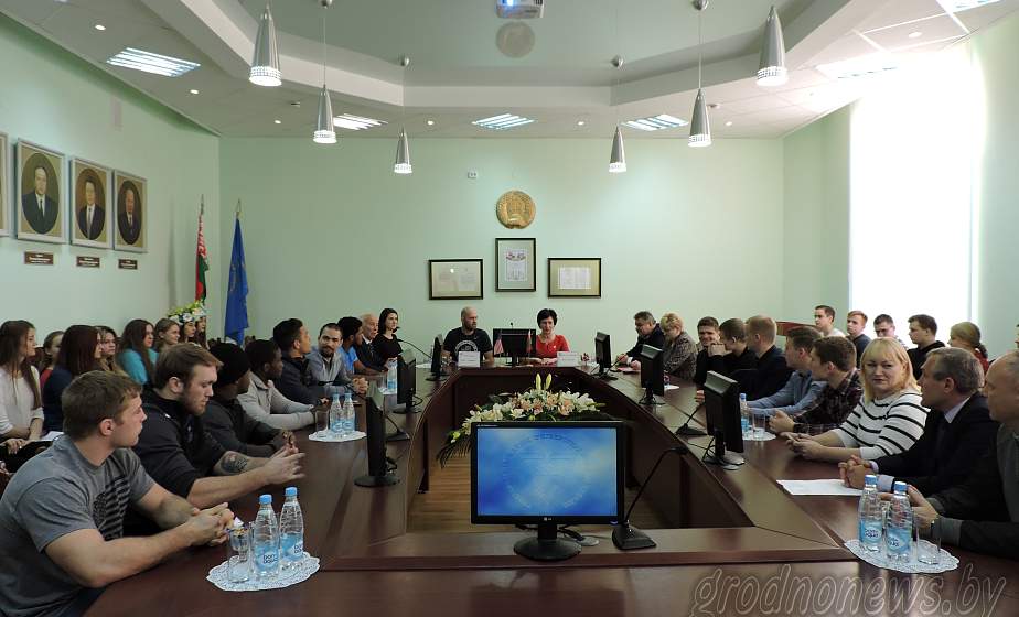 Борцы сборной США перед поединком с гродненской командой провели встречу в купаловском вузе