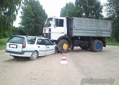 Легковушка врезалась в груженный сеном МАЗ