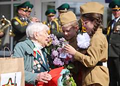 Освободителя Гродно Зинаиду Судакову поздравили с 80-летием Победы 