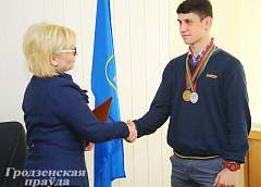 В Гродненском горисполкоме чествовали чемпиона Европы по прыжкам на батуте