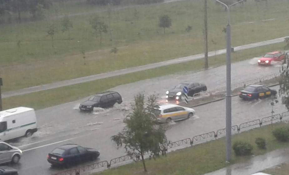 В Гродно сильный ливень подтопил улицу Ольги Соломовой