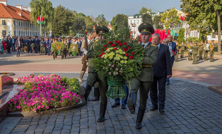 В канун 891-го дня рождения Гродно к Вечному огню возложили цветы В канун 891-го дня рождения Гродно к Вечному огню возложили цветы
