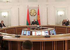 "Жесткий и принципиальный разговор" - Александр Лукашенко требует активизировать усилия на уборке урожая (+Видео)