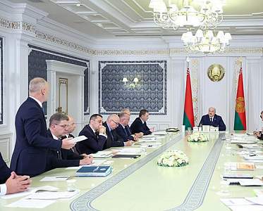 Александр Лукашенко требует выстроить эффективную систему торгового обслуживания, прежде всего на селе