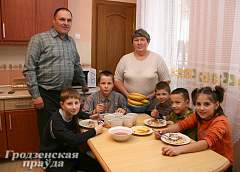 «Мы давно перестали считать, что наши дети – приемные. Это не работа моя, это моя жизнь». Интервью с Натальей Якименко, родителем-воспитателем детского дома семейного типа в Ошмянском районе
