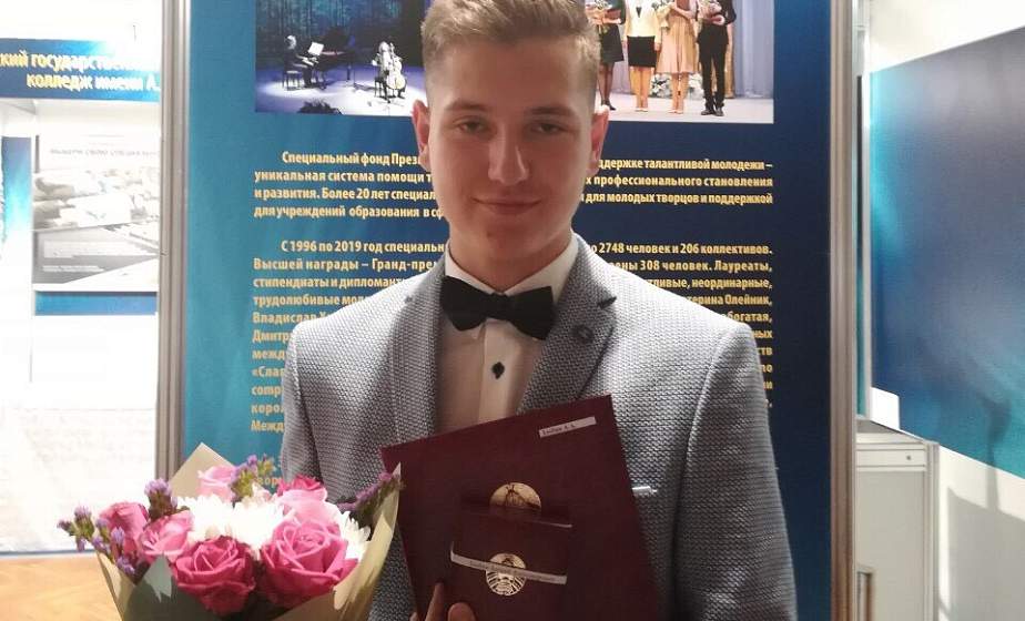 Министр образования Игорь Карпенко вручил награду гродненскому гимназисту Андрею Злобину - лучшему на республиканской олимпиаде по химии Министр образования Игорь Карпенко вручил награду гродненскому гимназисту Андрею Злобину - лучшему на республиканской олимпиаде по химии