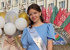 Набила руку на тестах и много учила. Как выпускнице из Слонима Ксении Жук удалось набрать сто баллов на ЦЭ сразу по двум предметам 