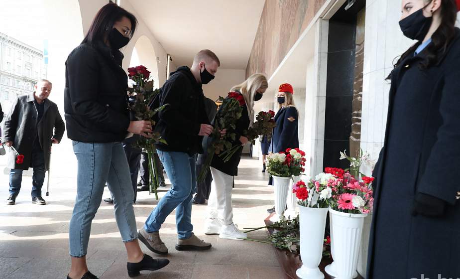 В день 10-летия со дня трагедии на станции метро Октябрьская представители общественности возложили цветы к мемориалу "Река памяти" В день 10-летия со дня трагедии на станции метро Октябрьская представители общественности возложили цветы к мемориалу "Река памяти"