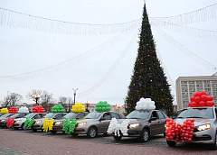 Grodno policlinics received 9 new “Lada grants”. Cars handed at the main Christmas tree of the city (+ video)
