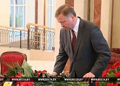 Премьер-министр Беларуси Андрей Кобяков оставил запись в Книге соболезнований в связи с катастрофой российского самолета в Египте