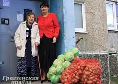 Депутат Елена Береснева помогает одиноким людям запастись овощами на зиму