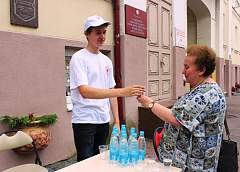 Красный Крест в жару раздает воду в центре Гродно