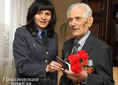 Ветерана войны поздравили со 100-летним юбилеем и вручили новый паспорт