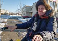 Житель Слуцка на велосипеде кормит котов по всему городу: животные его узнают по сигналу 