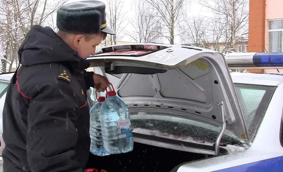 «Хороший хлопчык» готов выручить. В Лидском районе участковый инспектор возит воду местным жителям