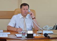 Прямую линию с жителями области провел управляющий делами облисполкома Игорь Попов