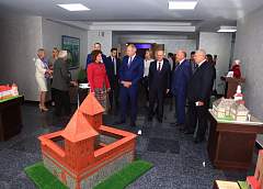 Дом в руках писательницы и Мирский замок из глины. В филармонии к юбилею области открыли выставку миниатюр 