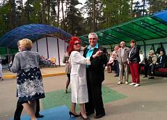 Падеспань, танго и свой диджей. В Пышках пожилые гродненцы открыли летний танцевальный сезон 
