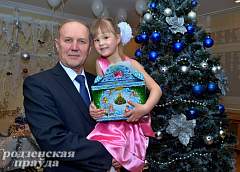 Владимир Кравцов побывал на новогоднем празднике в Понемунском детском доме