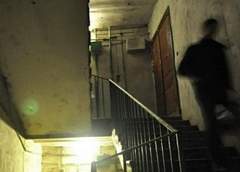 Проспал 1000 долларов. Гродненца обокрали в подъезде 